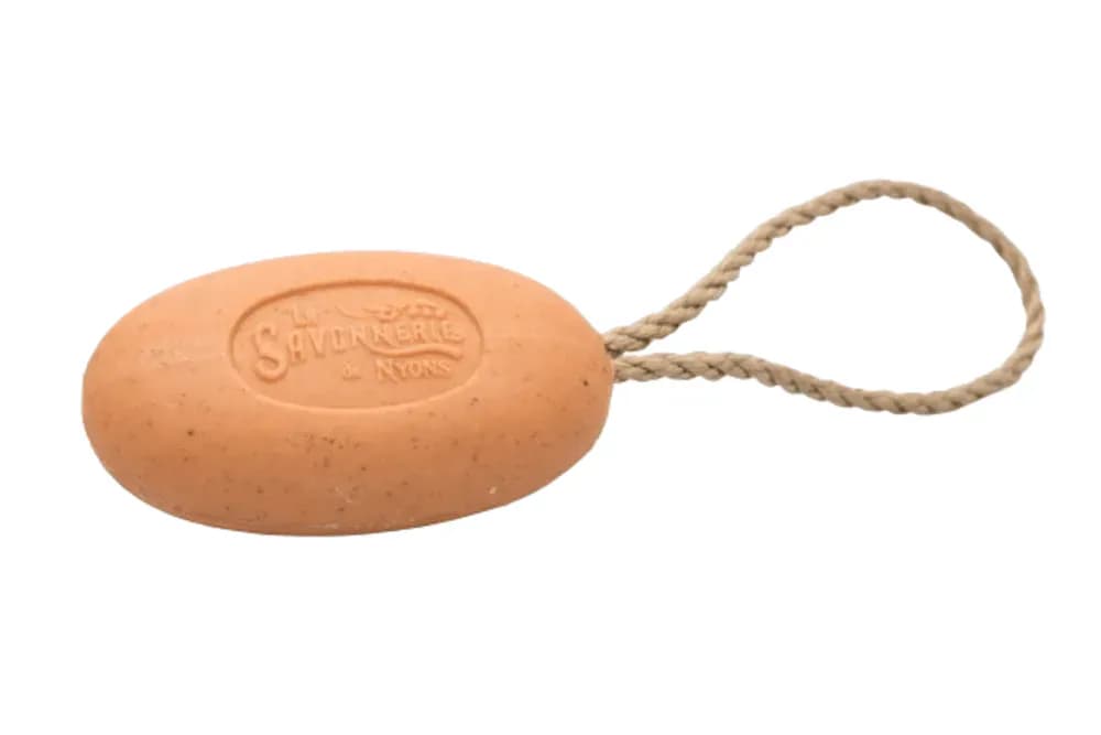 LA SAVONNERIE DE NYONS Šveičiamasis muilas su abrikosų kauliukų dalelėmis "Noyaux d'Abricot" 200 g